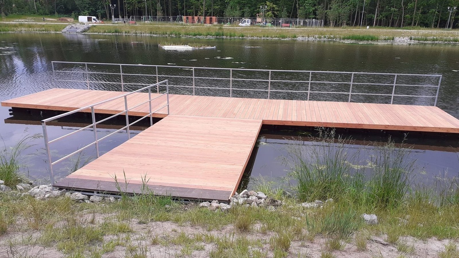 Pomost pływający polietylen + drewno — realizacja WATERFUN